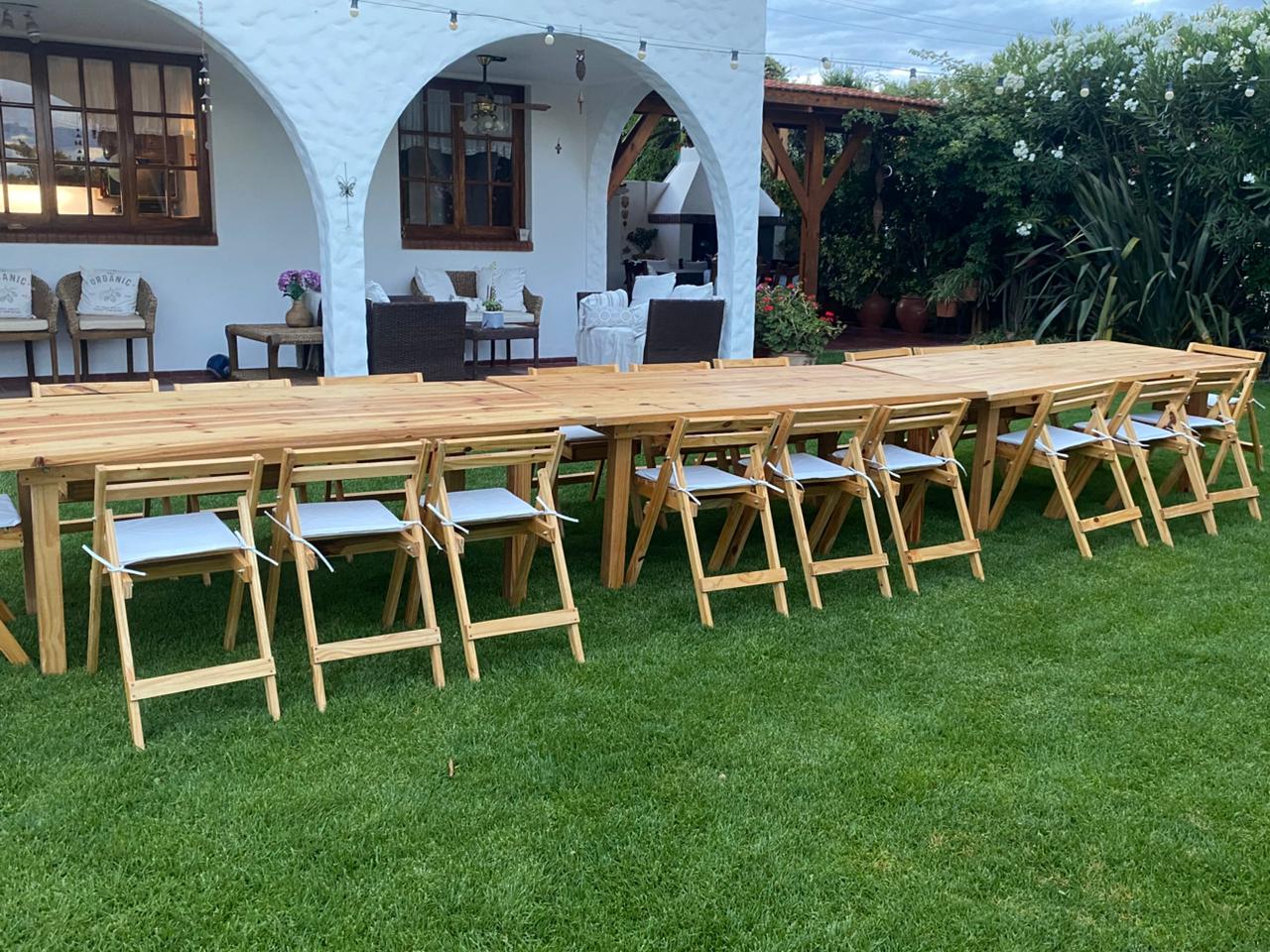 Mesas comunales dispuestas para banquete de boda